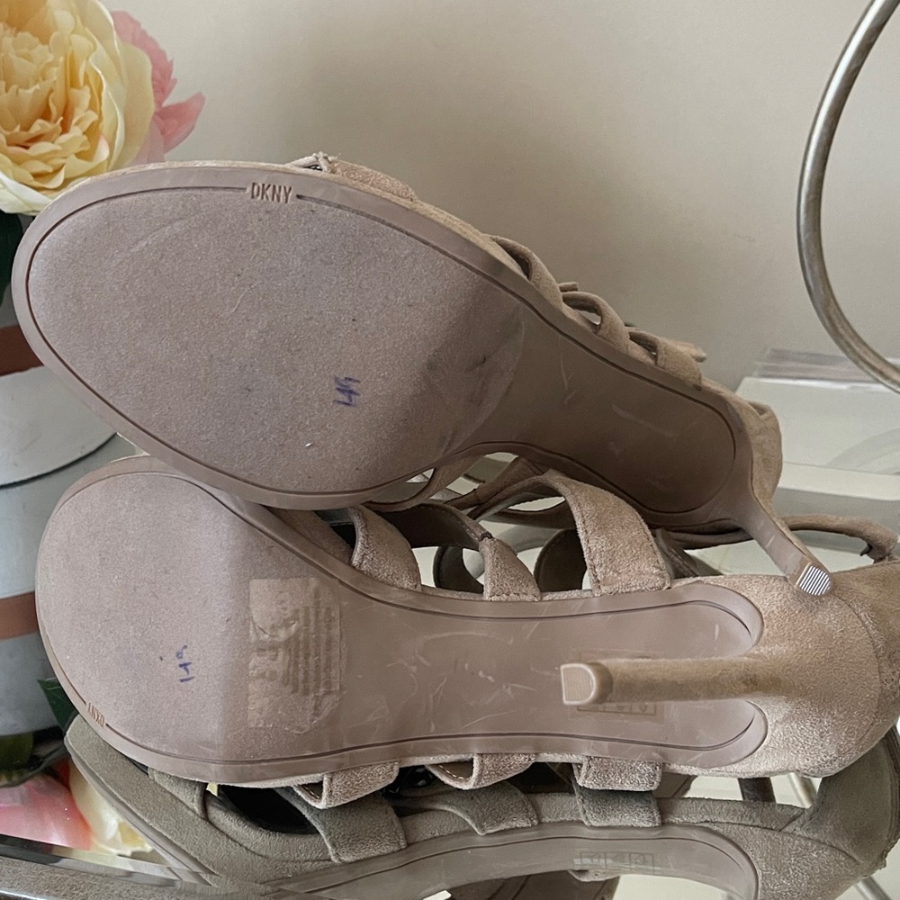 DKNY Women's Essential Baby Slide Sandal Elegant Tan Strappy Heels - Picture 10 of 14